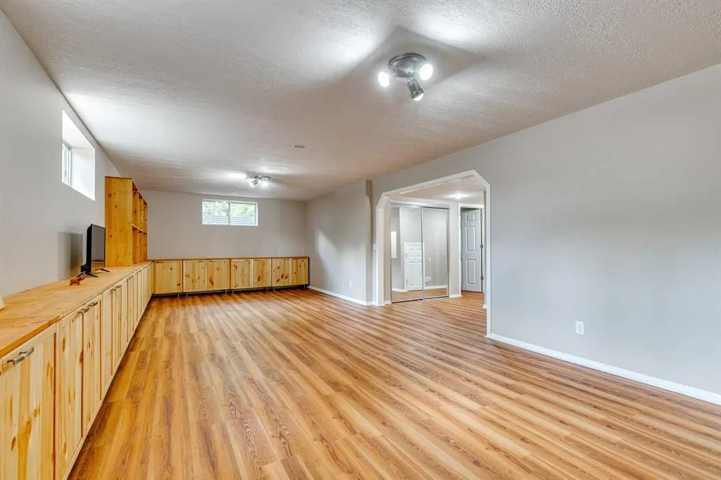 214 Springmere Close