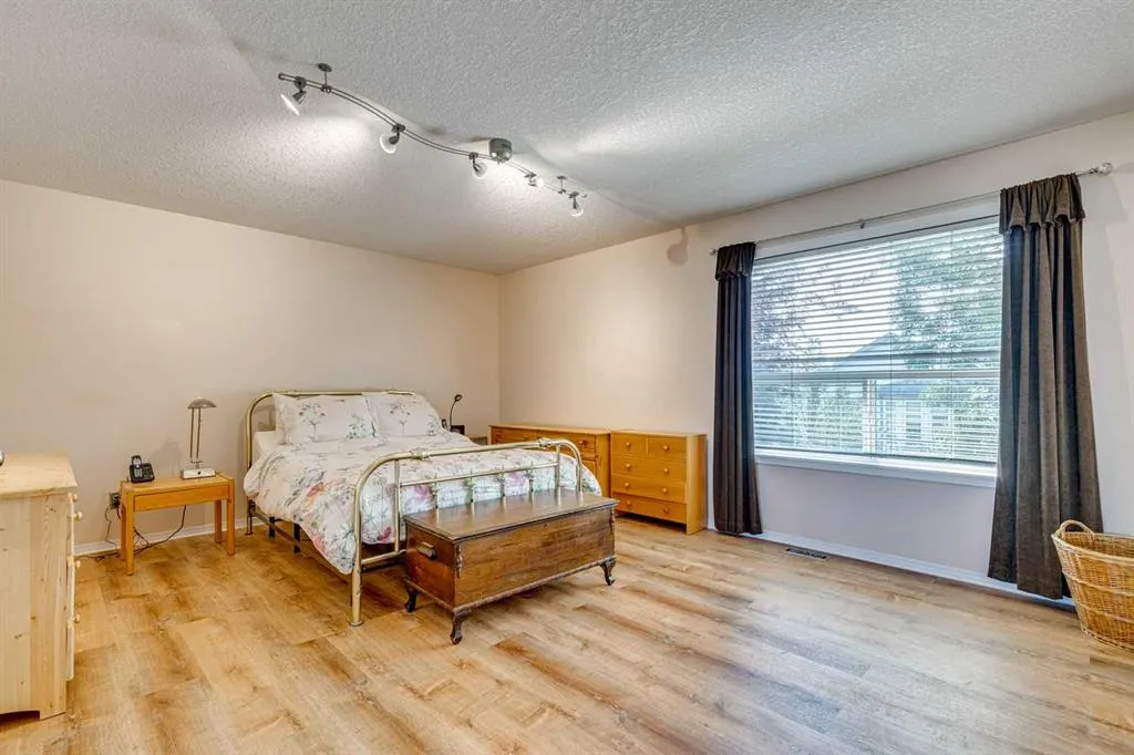 214 Springmere Close
