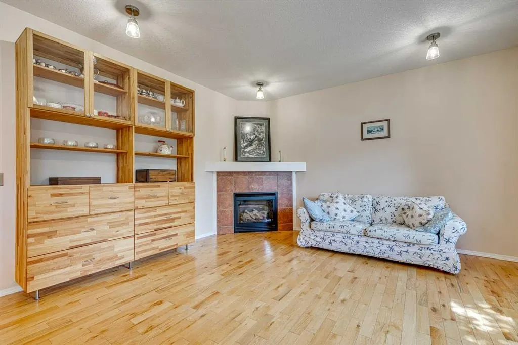 214 Springmere Close