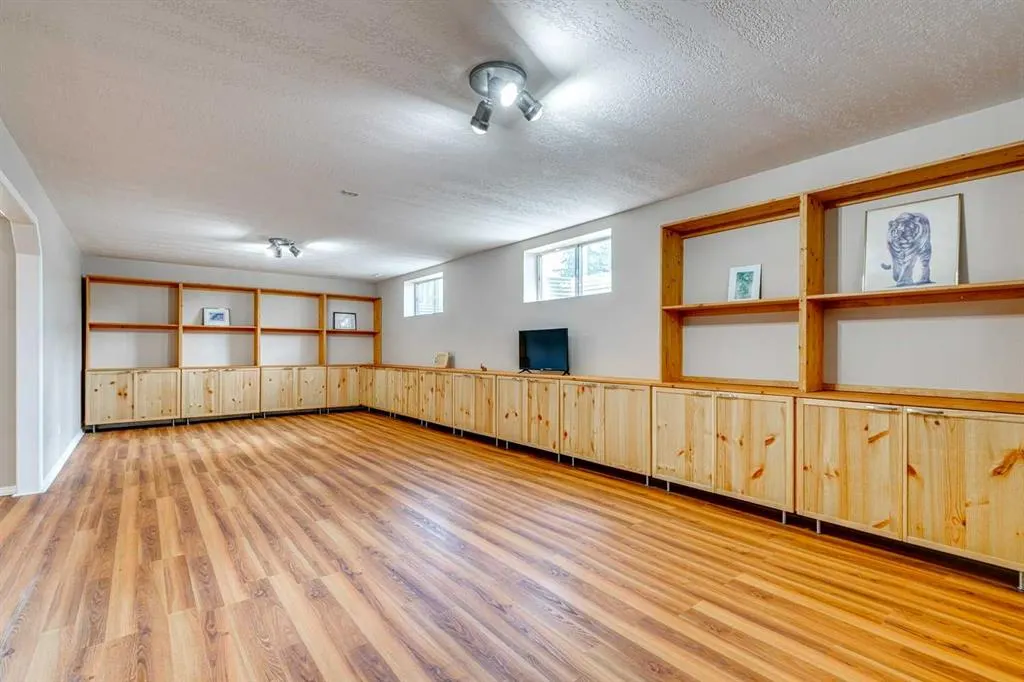 214 Springmere Close