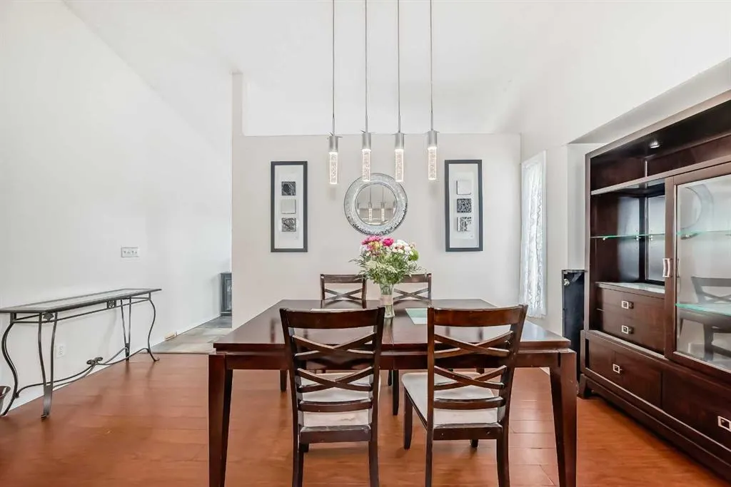 401 Strathford Bay
