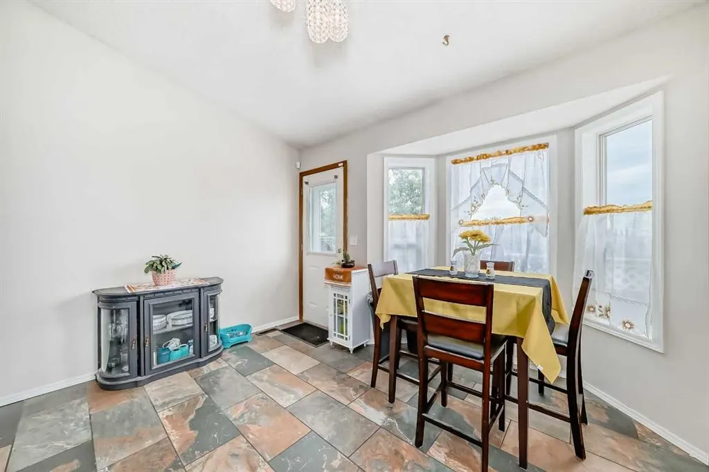 401 Strathford Bay