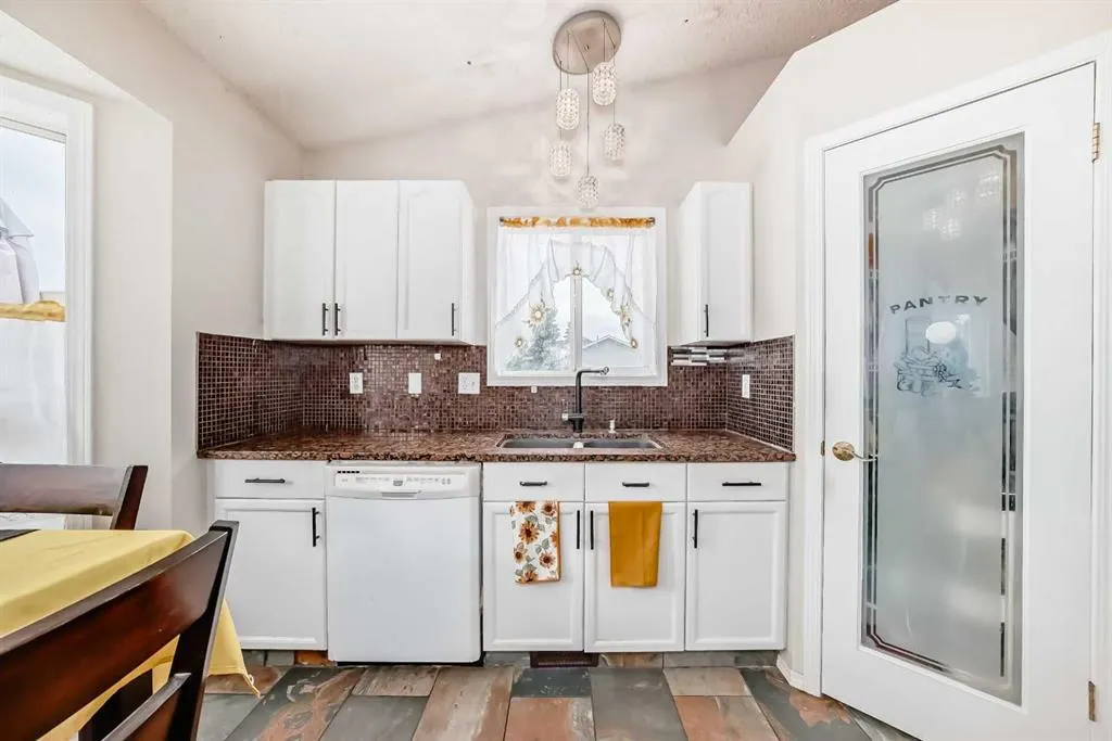 401 Strathford Bay