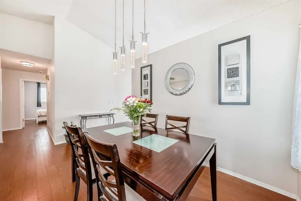 401 Strathford Bay