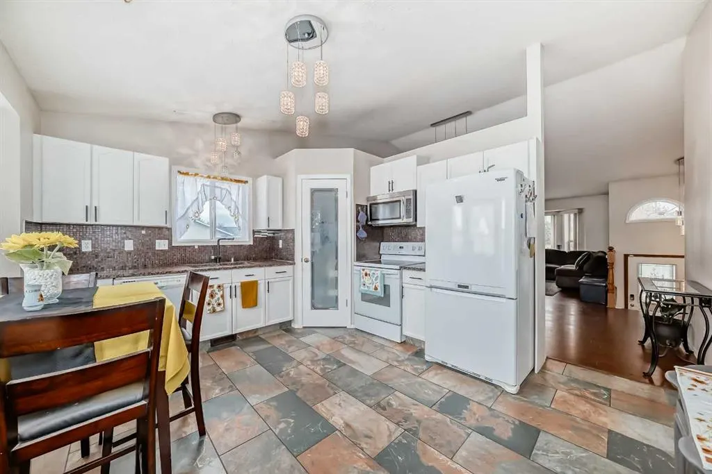 401 Strathford Bay