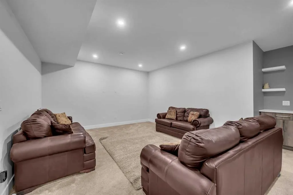 198 KINNIBURGH Crescent
