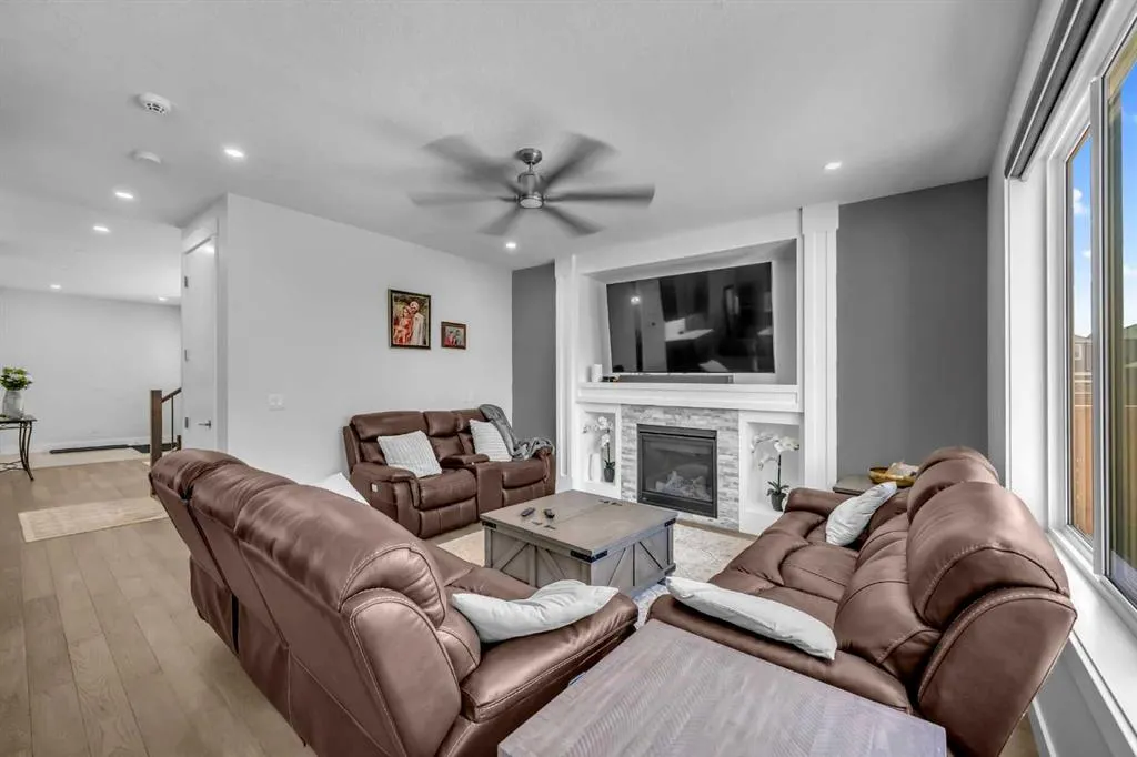 198 KINNIBURGH Crescent