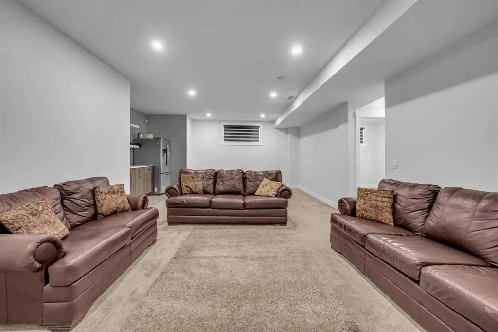 198 KINNIBURGH Crescent