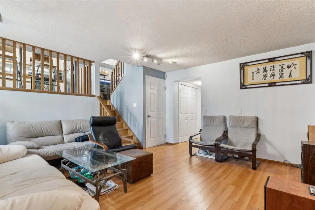 894 Applewood Drive SE