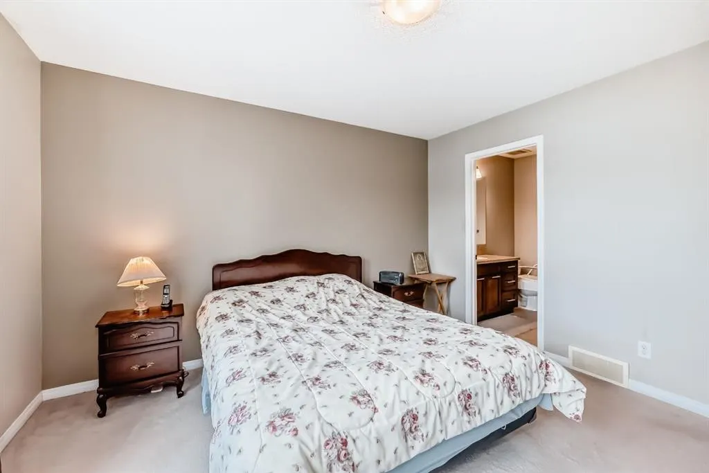 249 Elgin Meadows Park SE