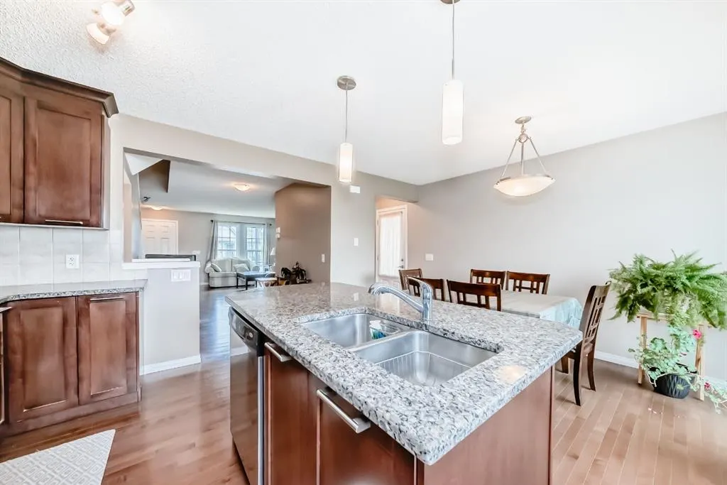 249 Elgin Meadows Park SE