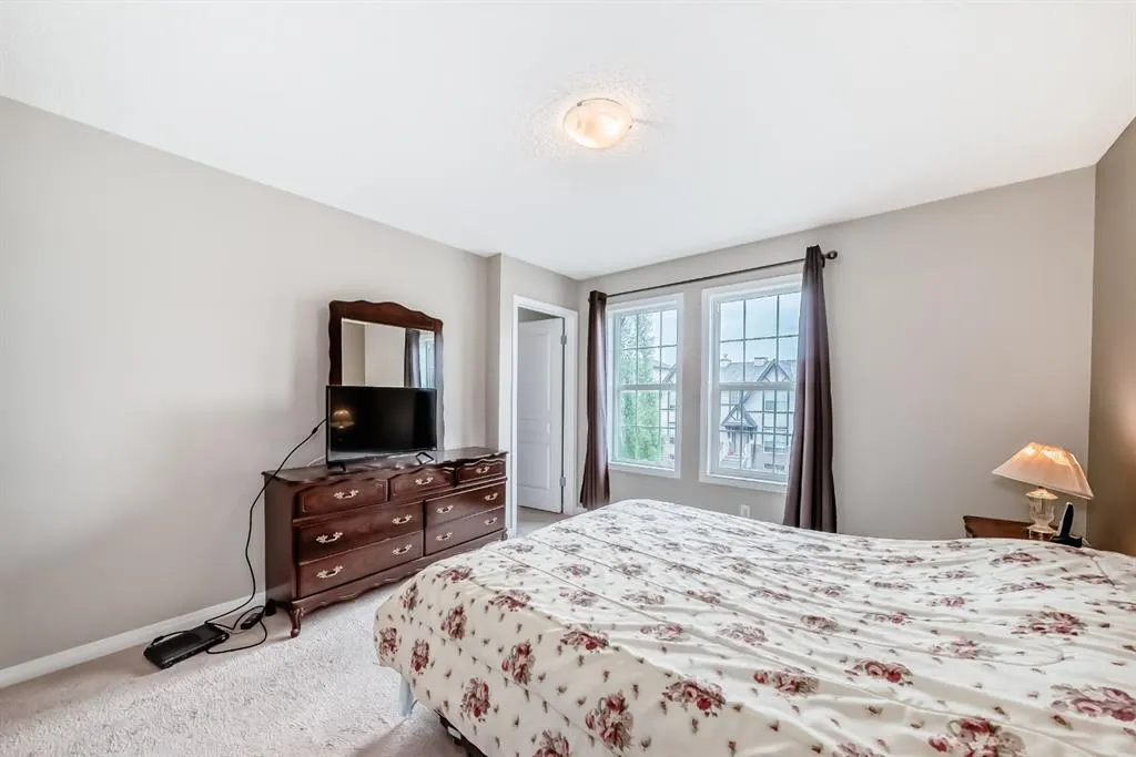 249 Elgin Meadows Park SE