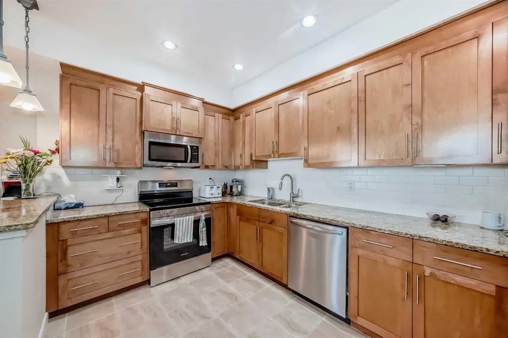 1005B Westmount Drive, #207