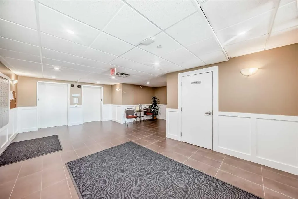 1005B Westmount Drive, #207