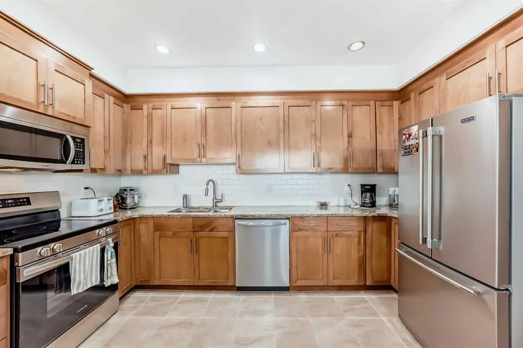 1005B Westmount Drive, #207