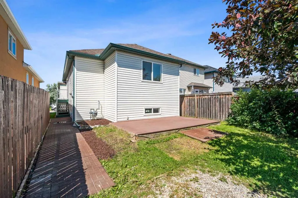 104 Saddlemead Road NE