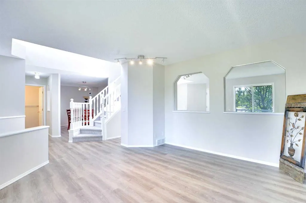 21 Panorama Hills Way NW