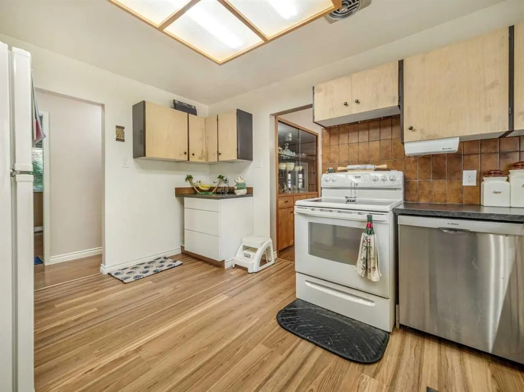 1611 24 Street S