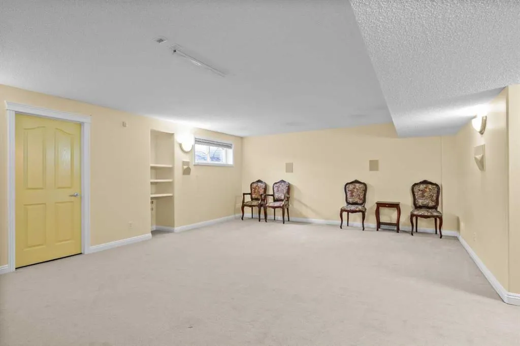 160 Royal Oak Heights NW
