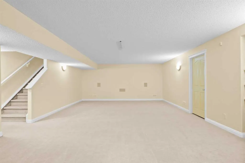 160 Royal Oak Heights NW