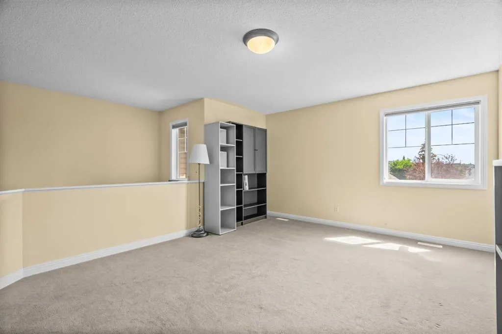160 Royal Oak Heights NW