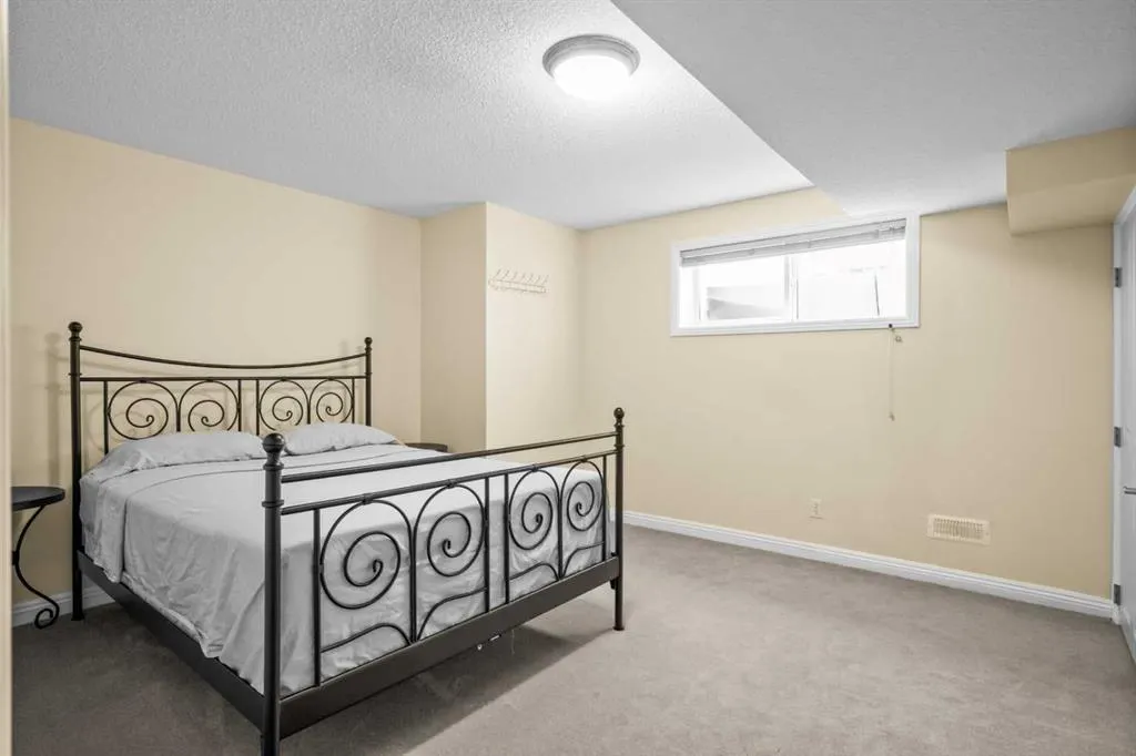 160 Royal Oak Heights NW