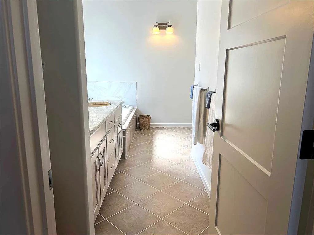 128 Grand River Boulevard W