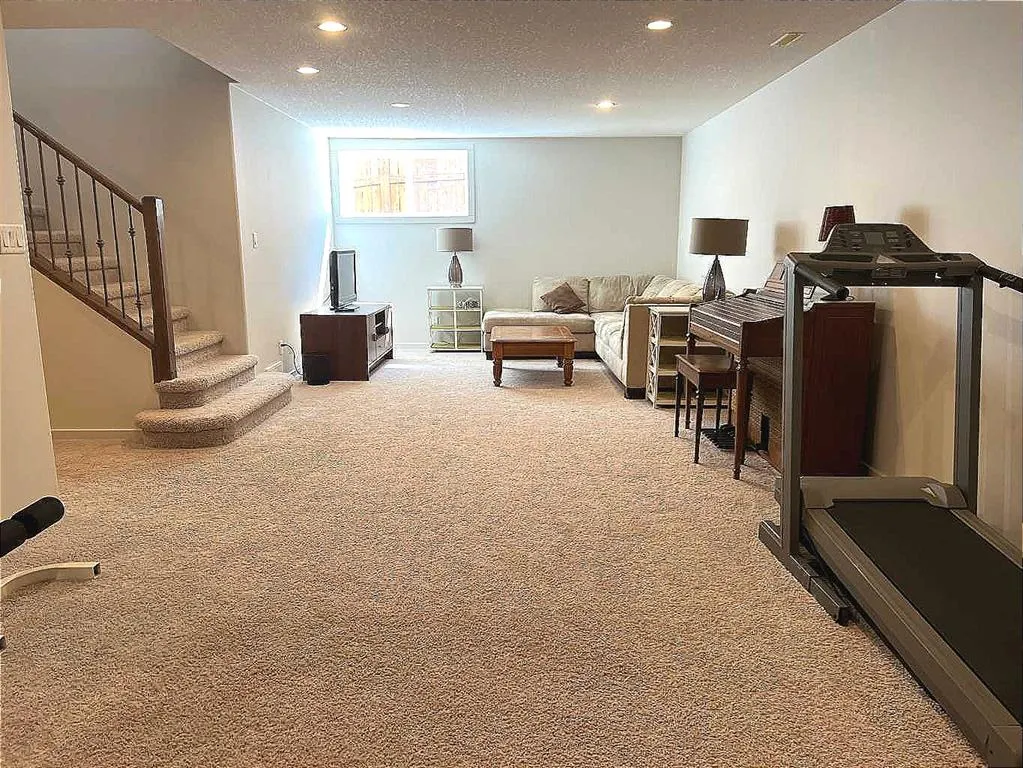 128 Grand River Boulevard W