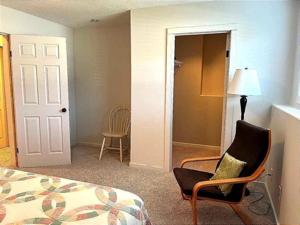 128 Grand River Boulevard W