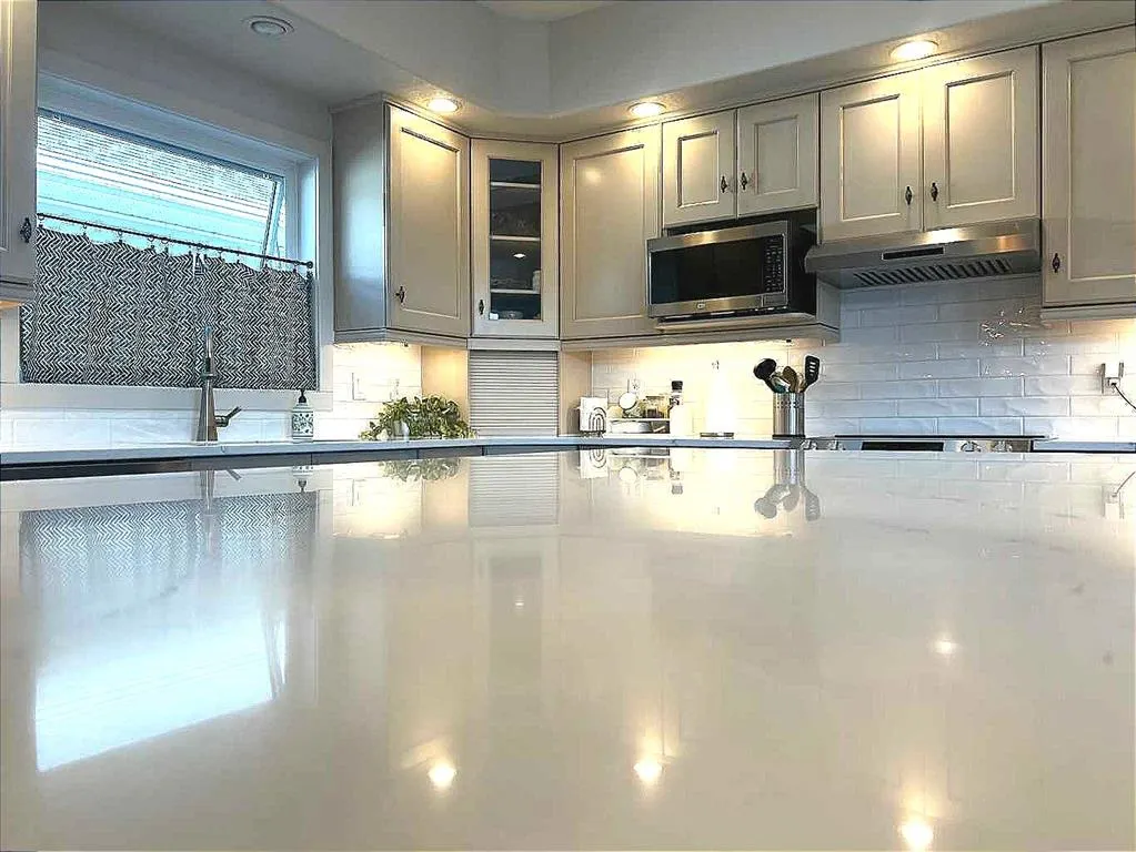 128 Grand River Boulevard W