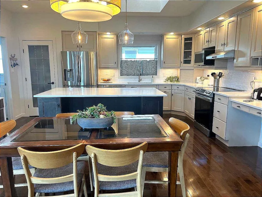 128 Grand River Boulevard W