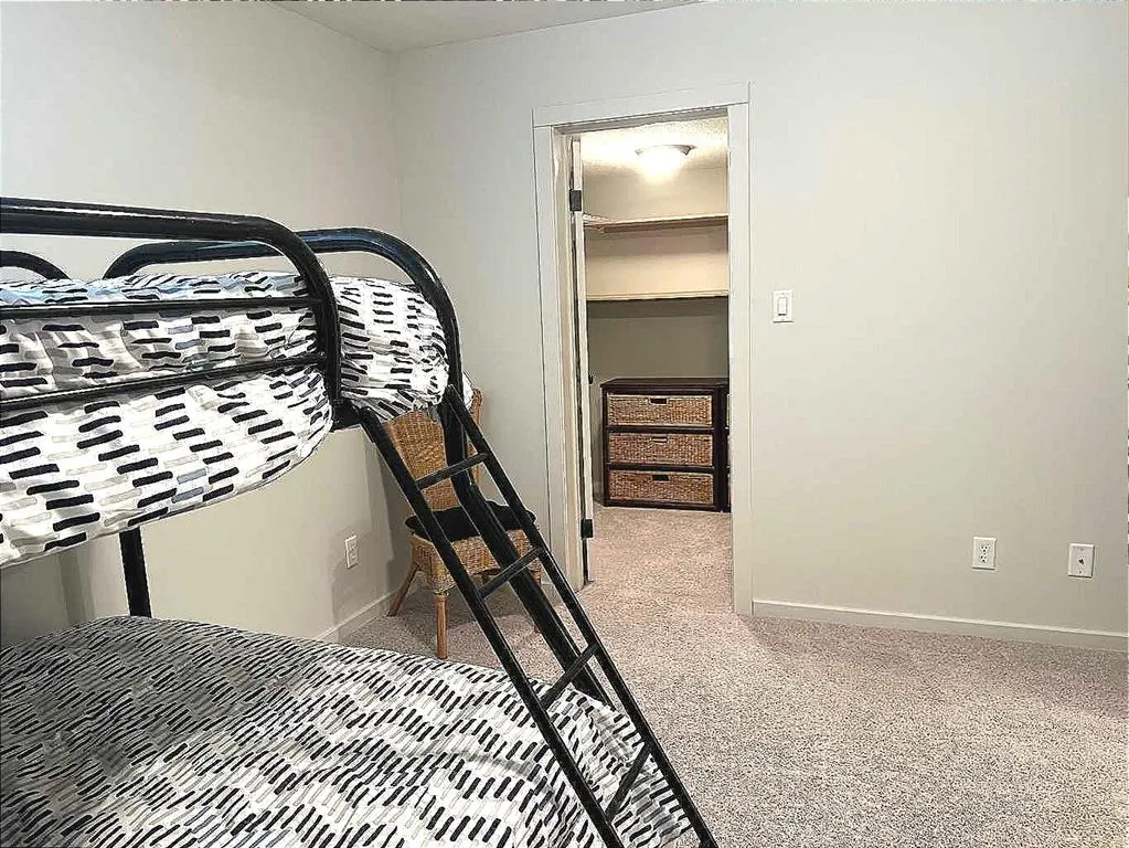 128 Grand River Boulevard W