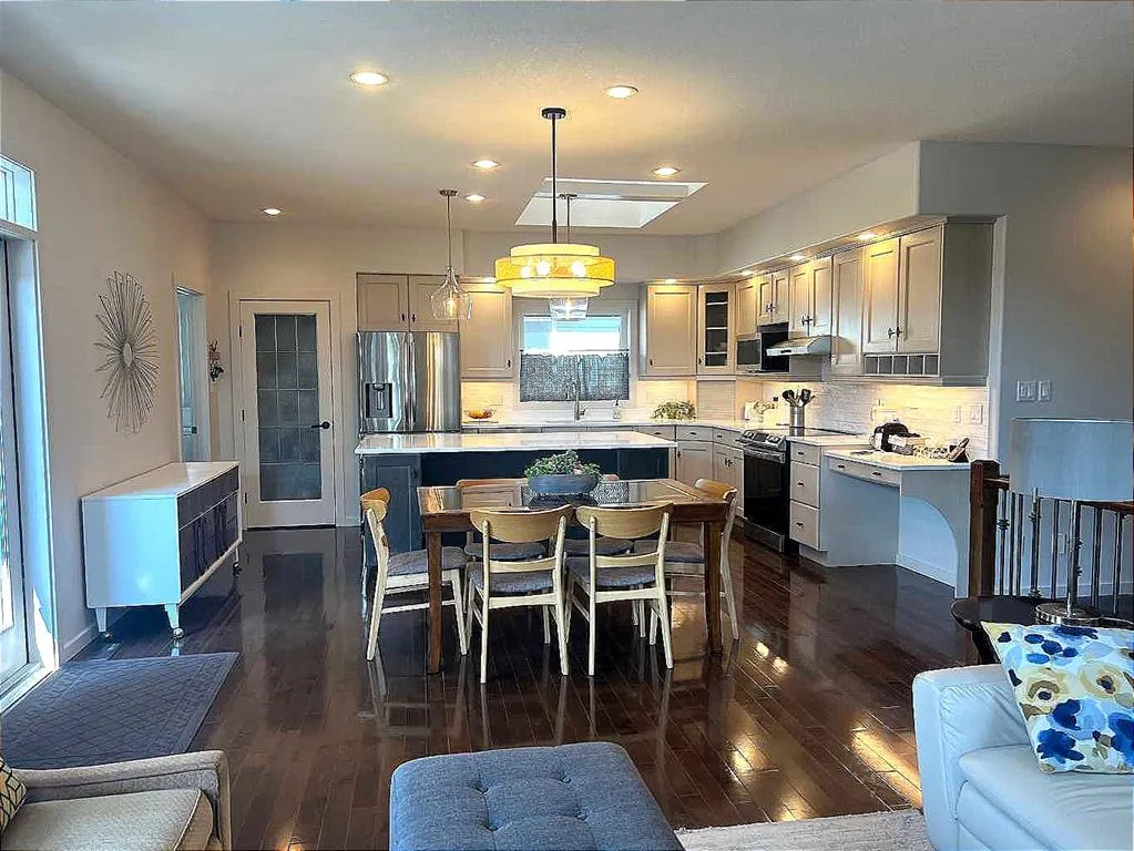 128 Grand River Boulevard W