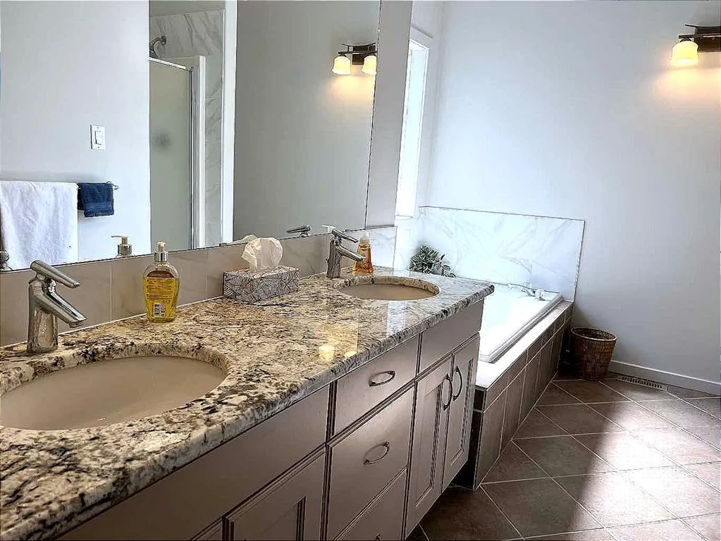 128 Grand River Boulevard W