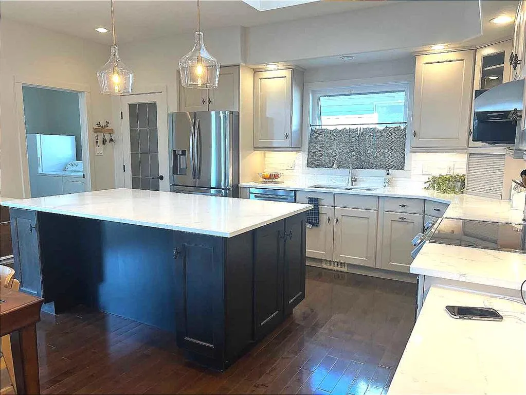 128 Grand River Boulevard W