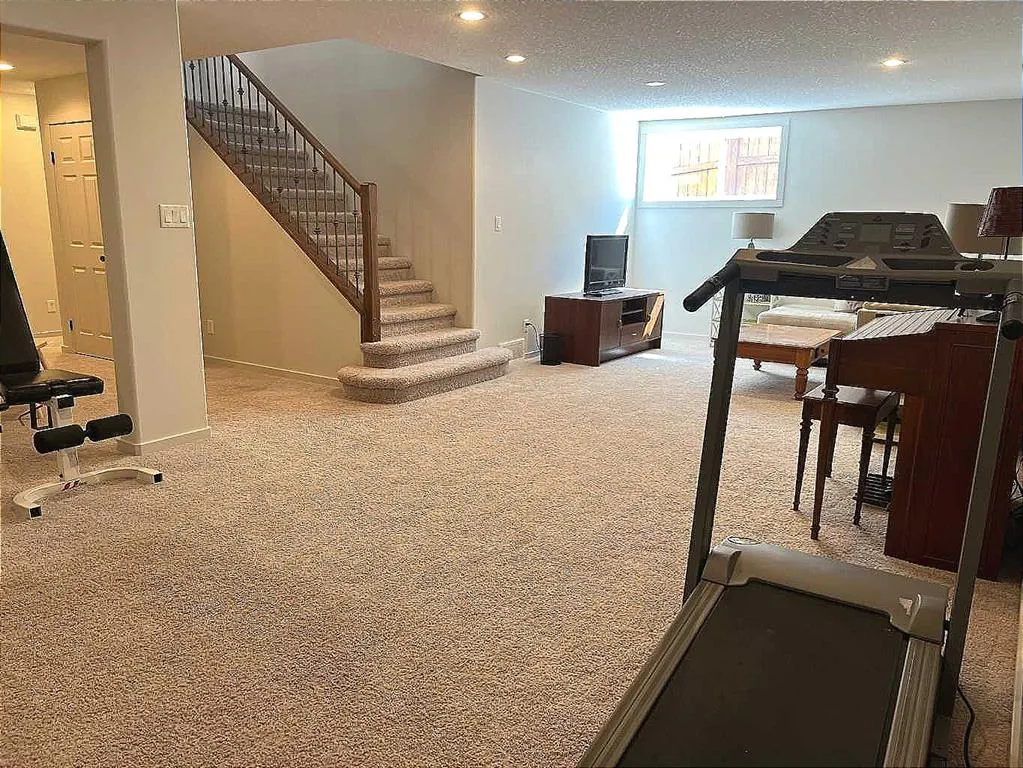 128 Grand River Boulevard W