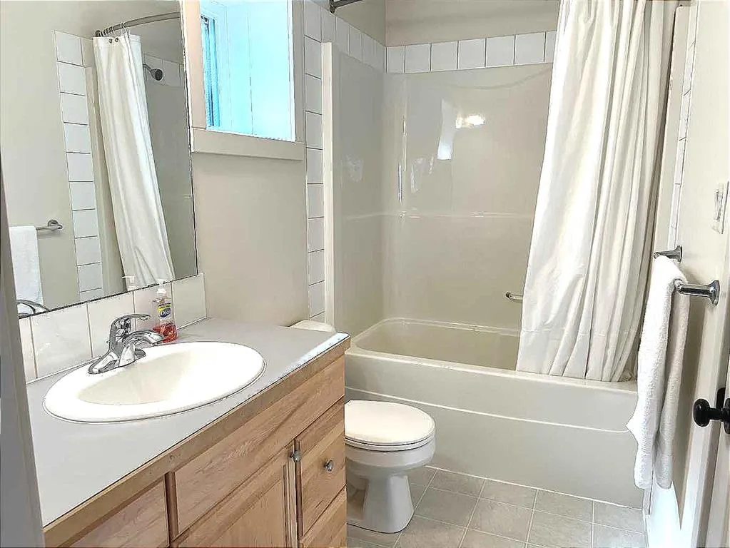 128 Grand River Boulevard W