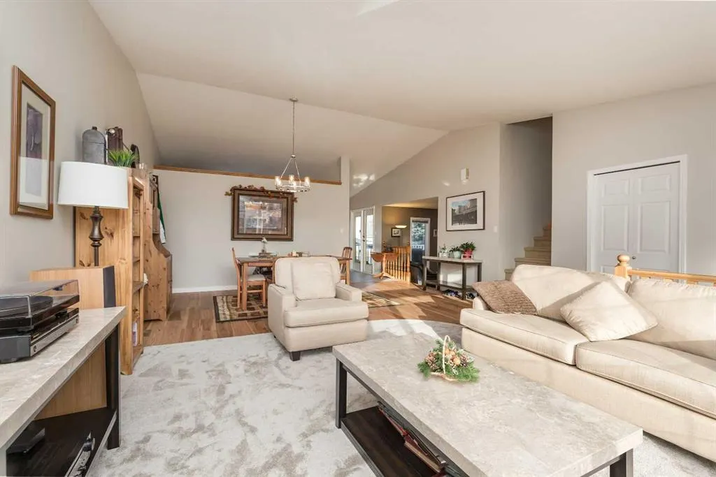 277 Coachwood Point W