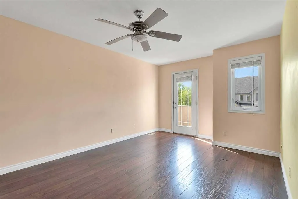 34 Simcoe Place SW