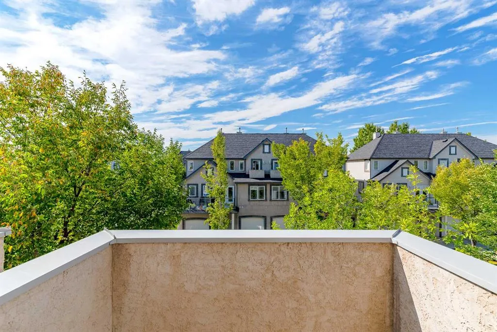 34 Simcoe Place SW