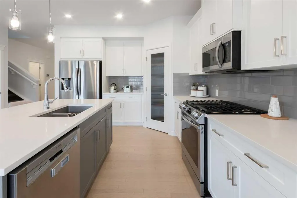 100 Emberside Glen
