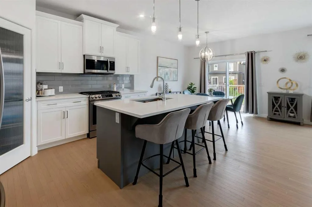 100 Emberside Glen