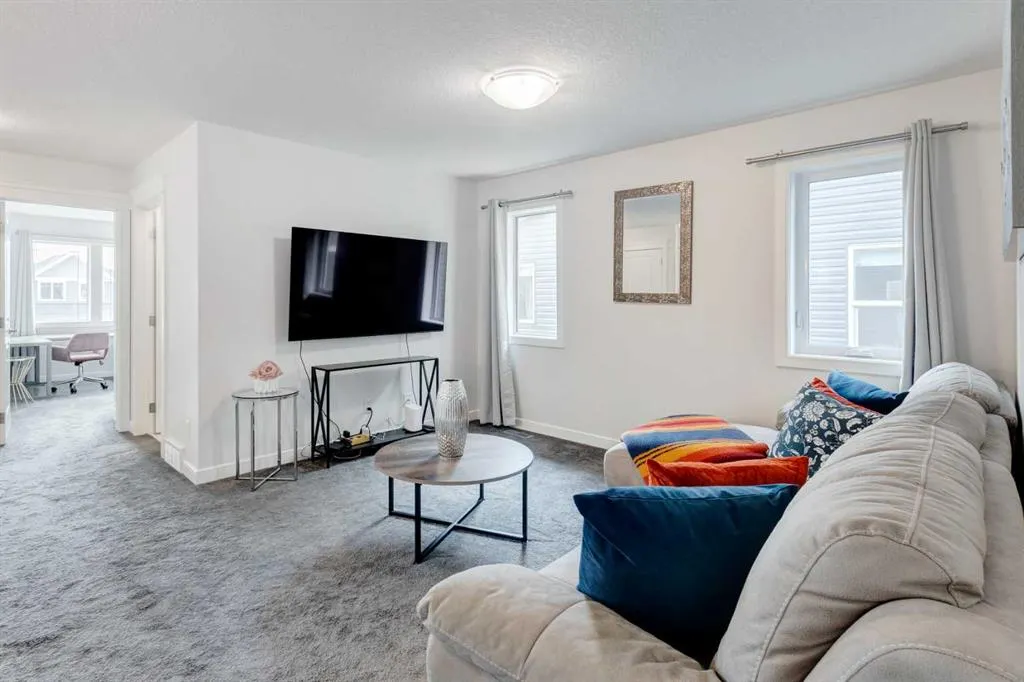 100 Emberside Glen