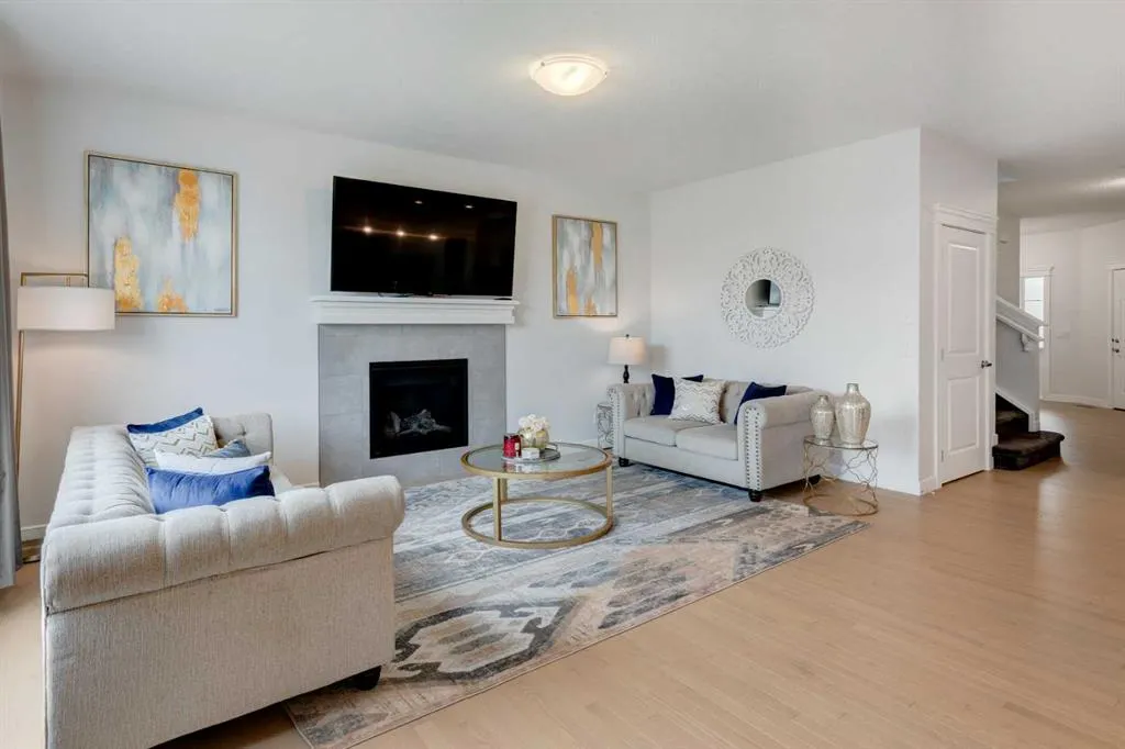 100 Emberside Glen