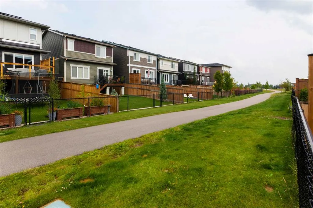 100 Emberside Glen