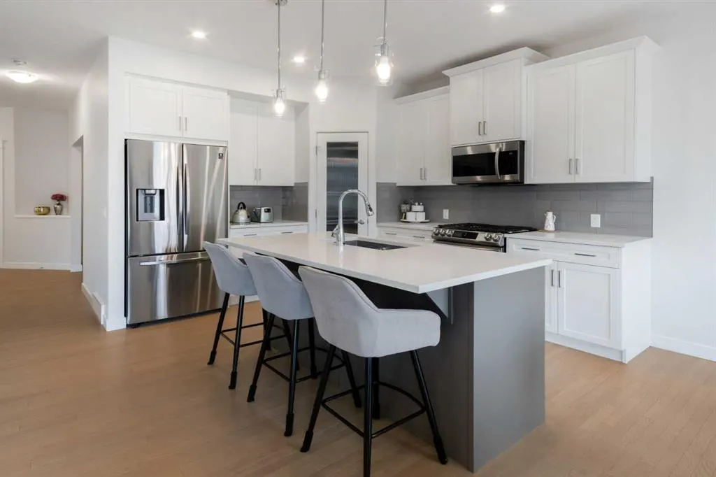 100 Emberside Glen