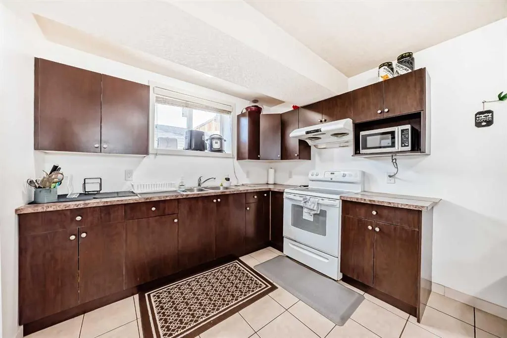 57 Taralake Manor NE