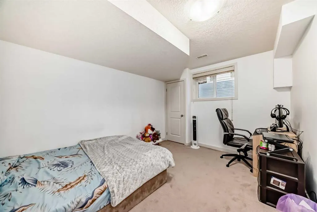 57 Taralake Manor NE