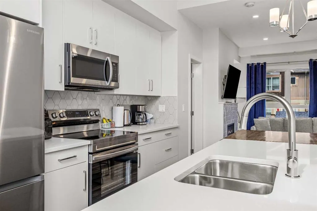 115 Kananaskis Way, #113
