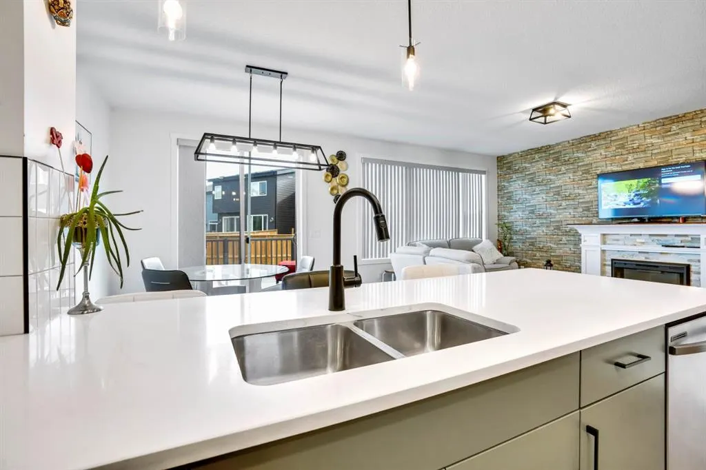 353 Walcrest View SE